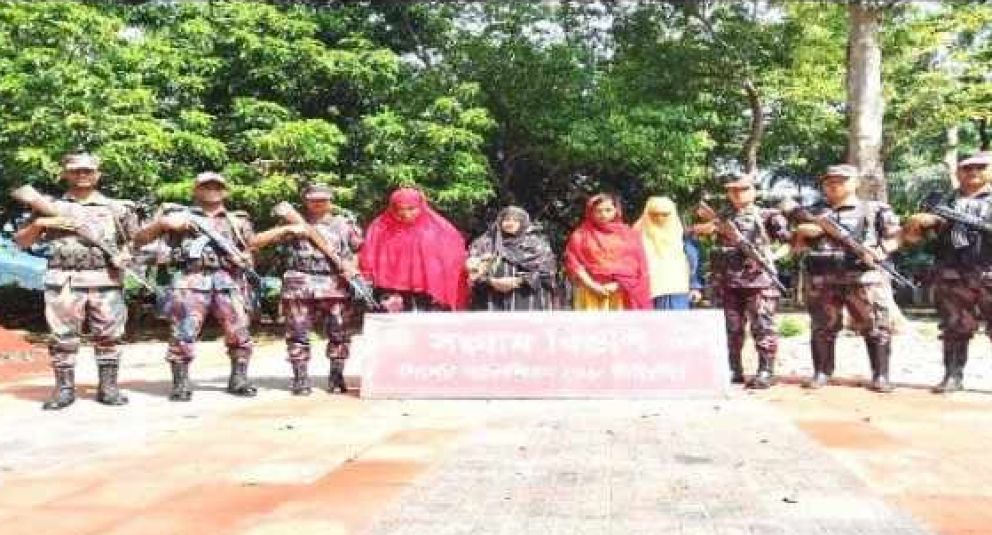 ভারতে পালানোর সময় গোয়াইনঘাট সীমান্তে জনতার হাতে ৪ নারী অটিক