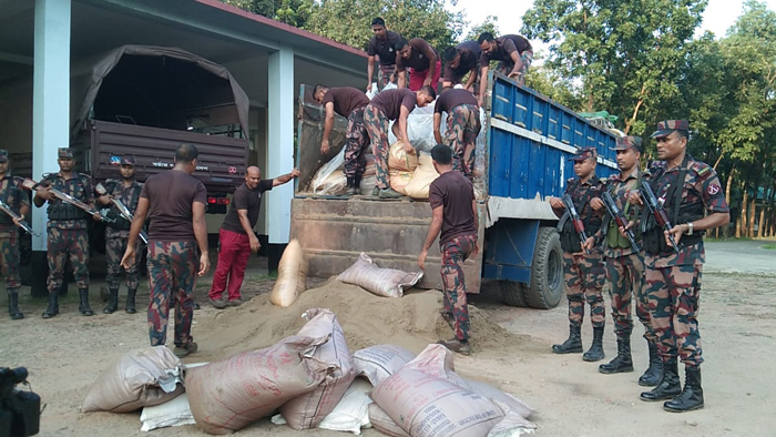 সিলেটে বালুভর্তি ট্রাকে মিলল অর্ধকোটি টাকার ভারতীয় চিনি