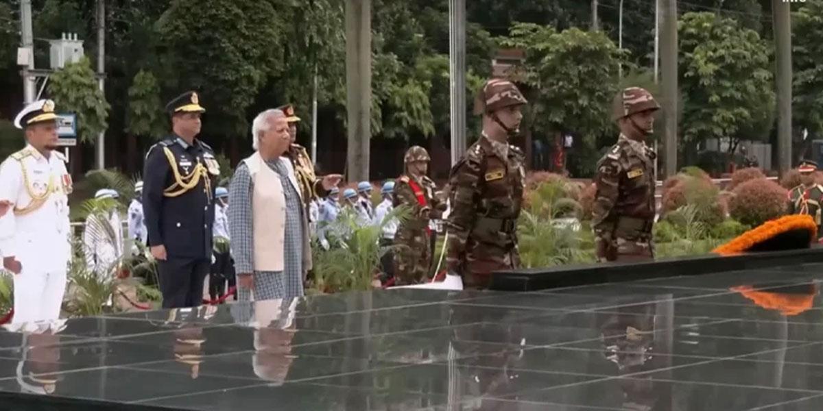 সশস্ত্র বাহিনী দিবসে শিখা অনির্বাণে রাষ্ট্রপতি-প্রধান উপদেষ্টার শ্রদ্ধা