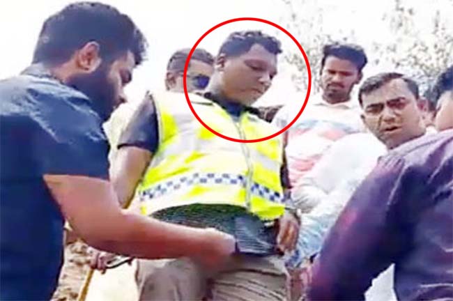চাঁদাবাজির অ ভি যো গে পুলিশ সদস্য আটক
